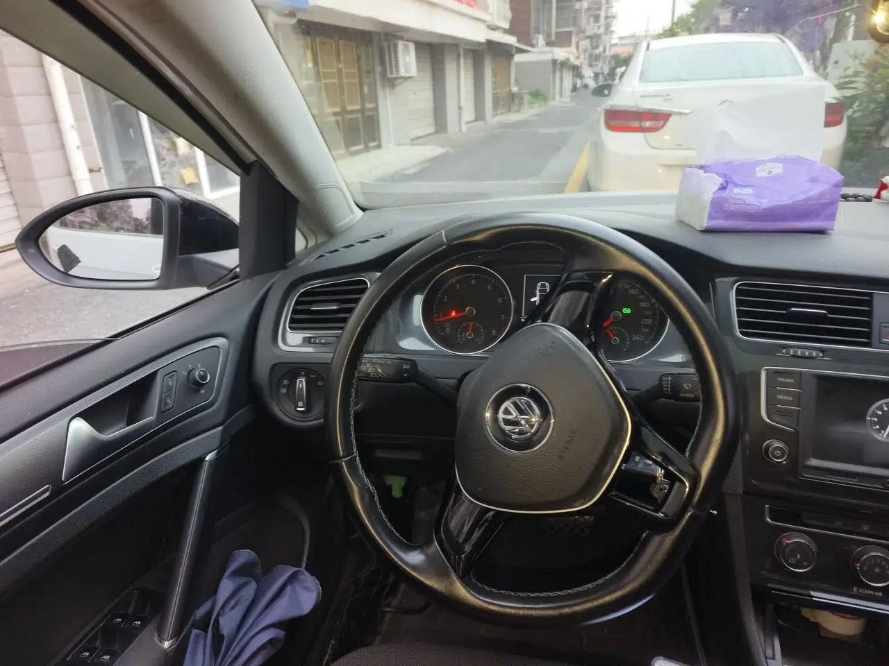 Volkswagen Golf 2017 1.6L Automatic Comfort Million-Vehicle Anniversary Edition — миниатюра 10
