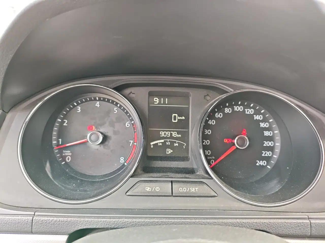 Volkswagen Lavida 2017 1.6L Manual Comfort Edition — миниатюра 11