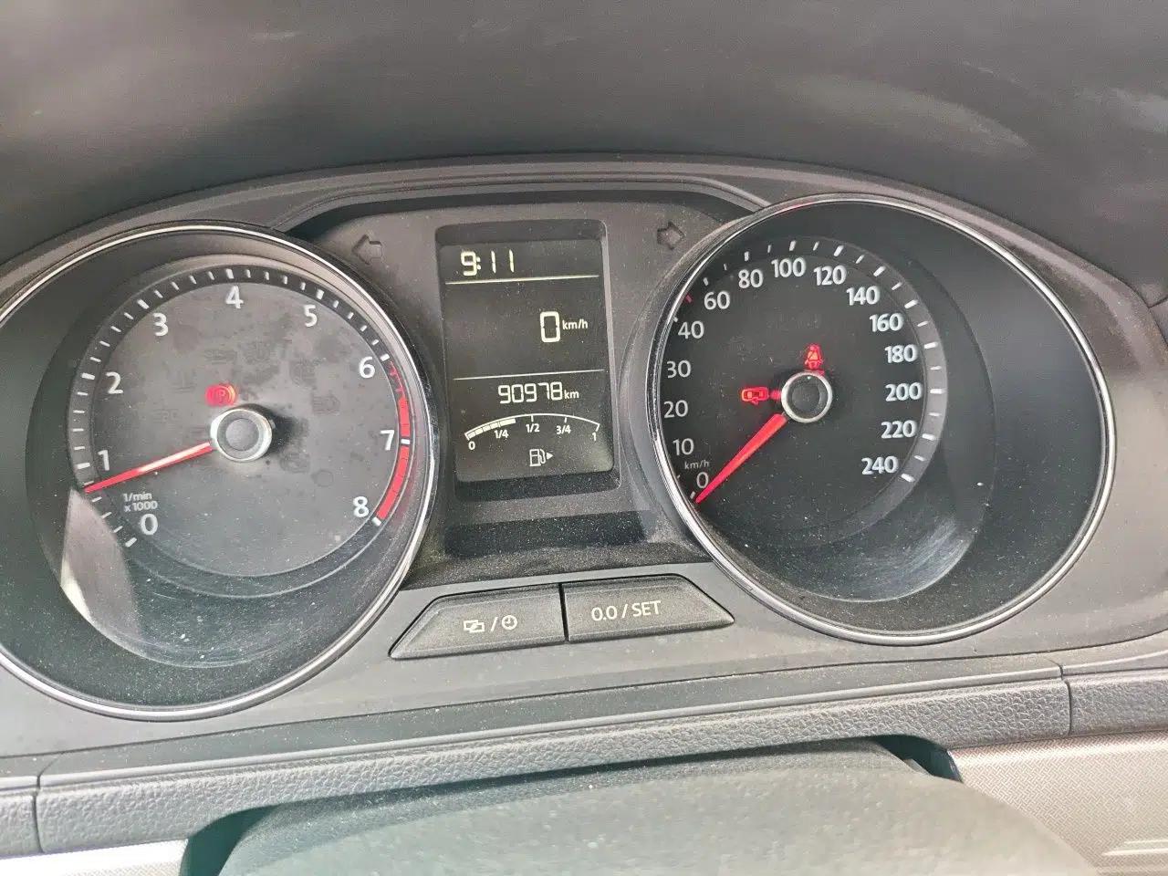 Volkswagen Lavida 2017 1.6L Manual Comfort Edition — миниатюра 12
