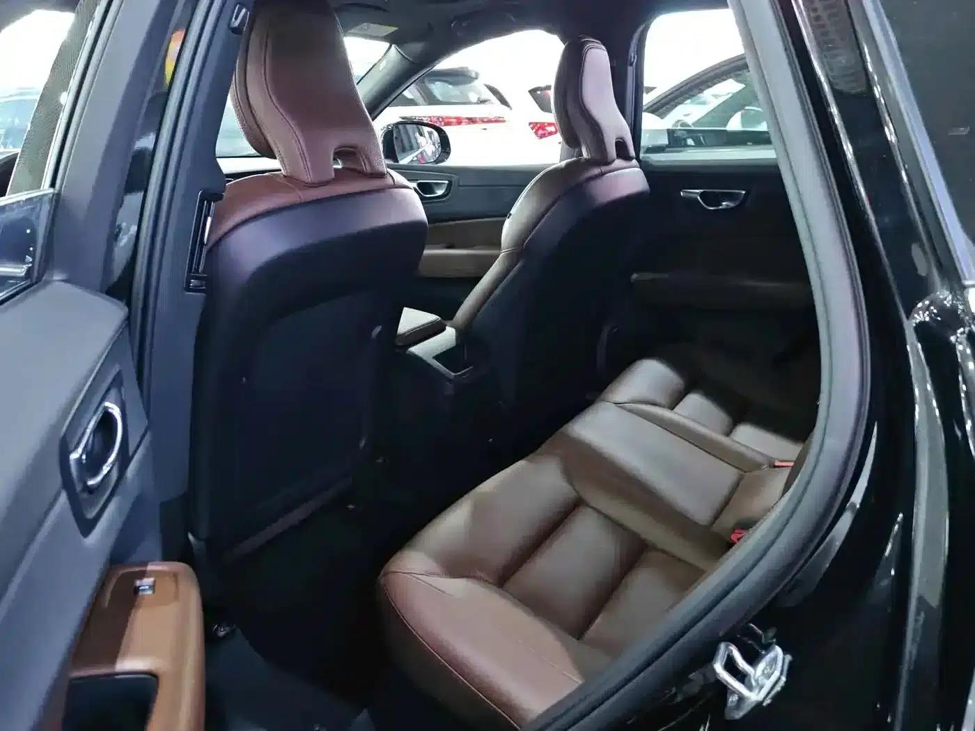 2022 Volvo XC60 B5 AWD Inscription Luxury Edition — миниатюра 8