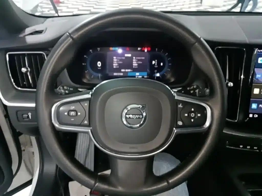 2022 Volvo XC60 B5 AWD Inscription Luxury Edition — миниатюра 11