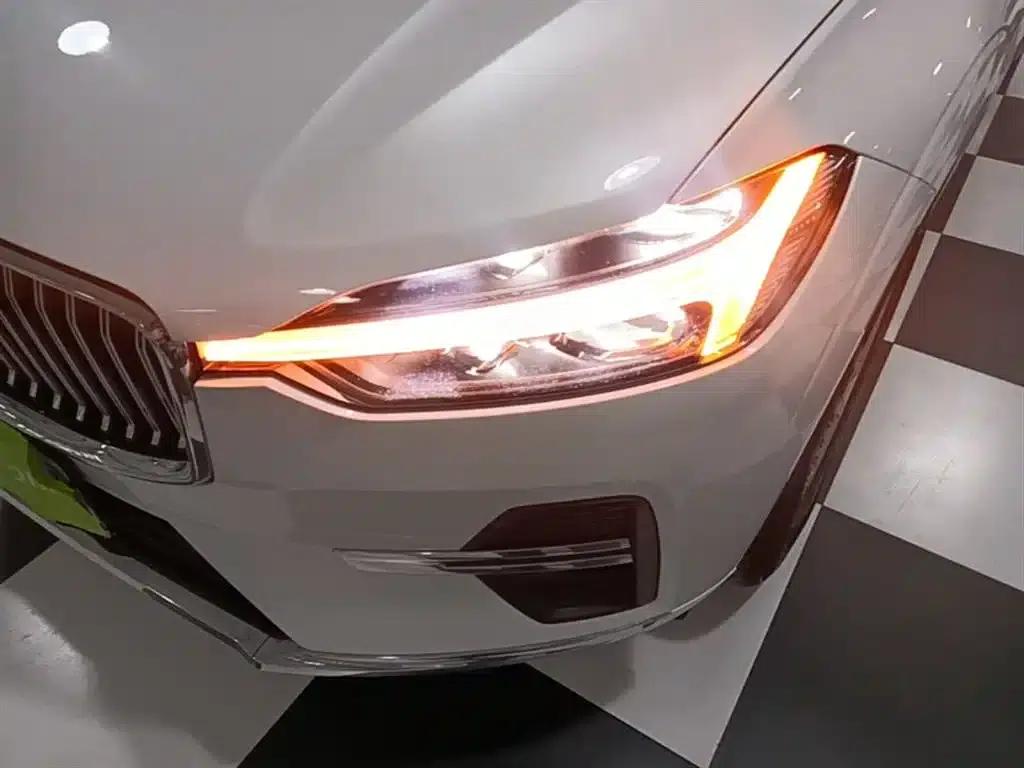 2022 Volvo XC60 B5 AWD Inscription Luxury Edition — миниатюра 24