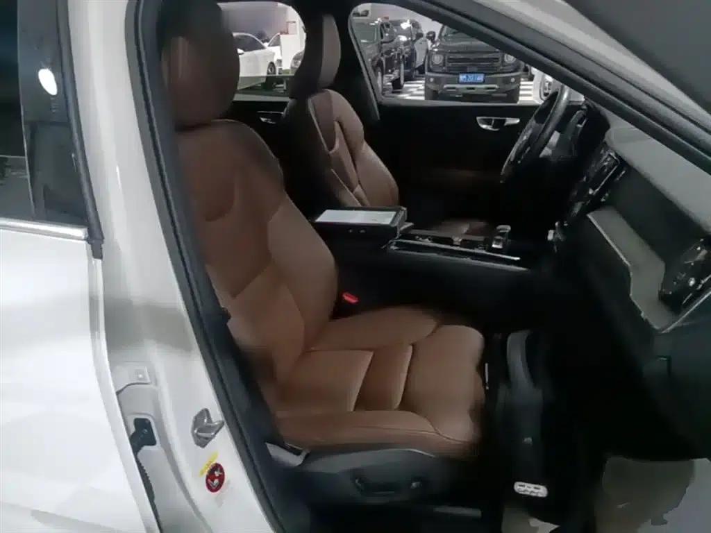 2022 Volvo XC60 B5 AWD Inscription Luxury Edition — миниатюра 25