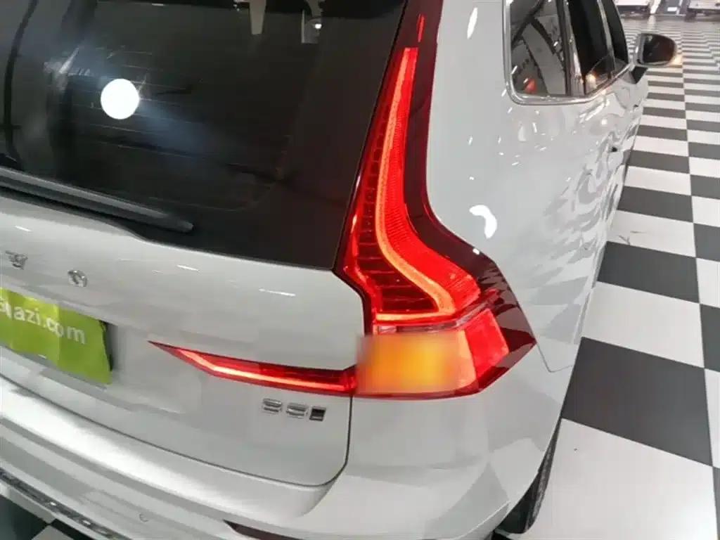 2022 Volvo XC60 B5 AWD Inscription Luxury Edition — миниатюра 8