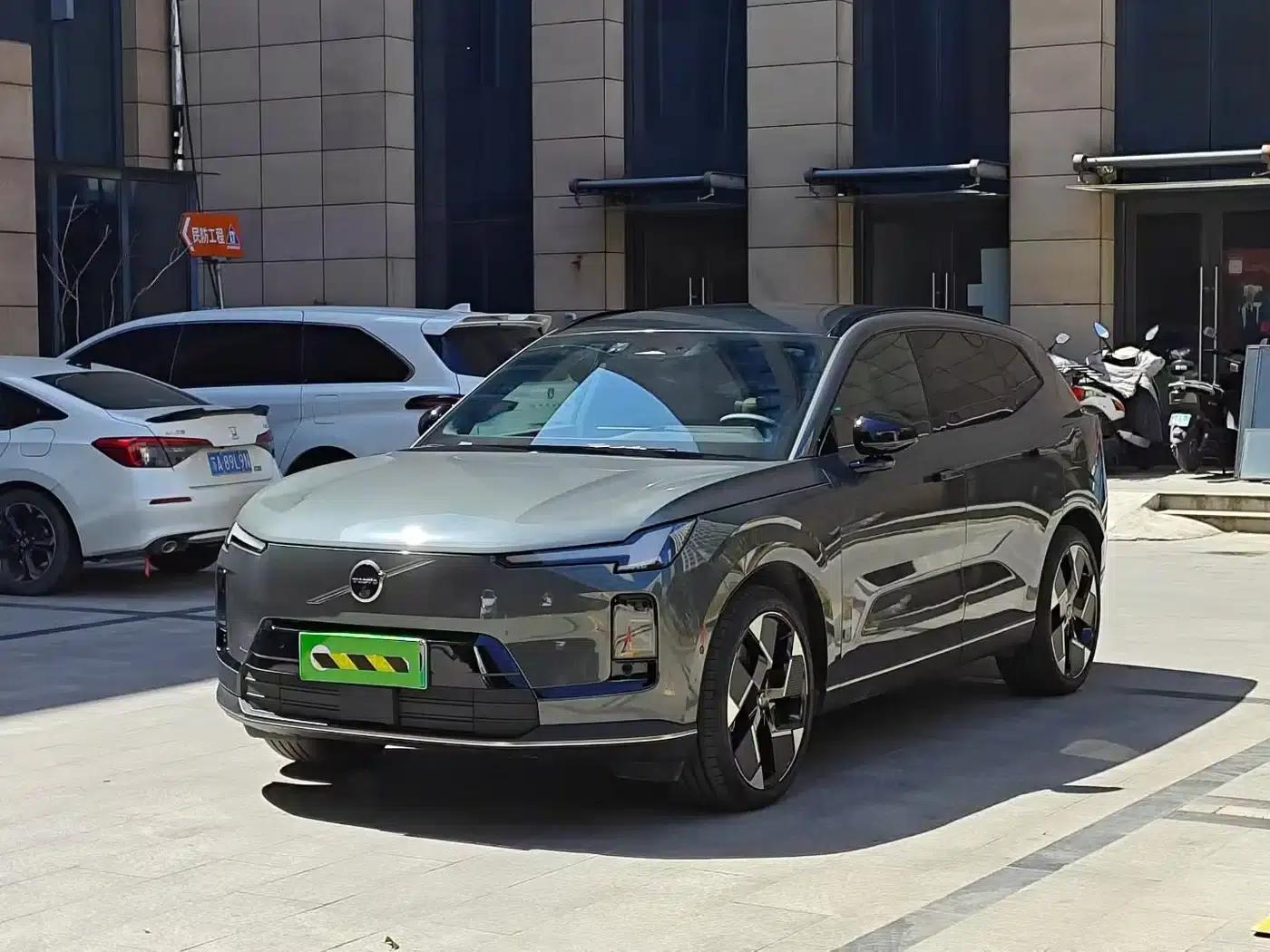 2026 Volvo XC70 Plug-in Hybrid, All-Wheel Drive, Ultra Range — миниатюра 1