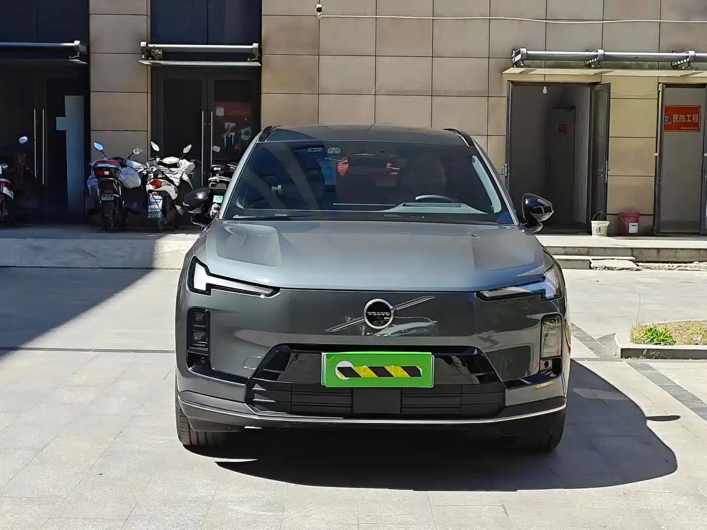 2026 Volvo XC70 Plug-in Hybrid, All-Wheel Drive, Ultra Range — миниатюра 2