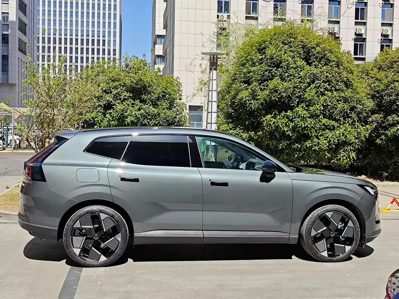 2026 Volvo XC70 Plug-in Hybrid, All-Wheel Drive, Ultra Range — миниатюра 3