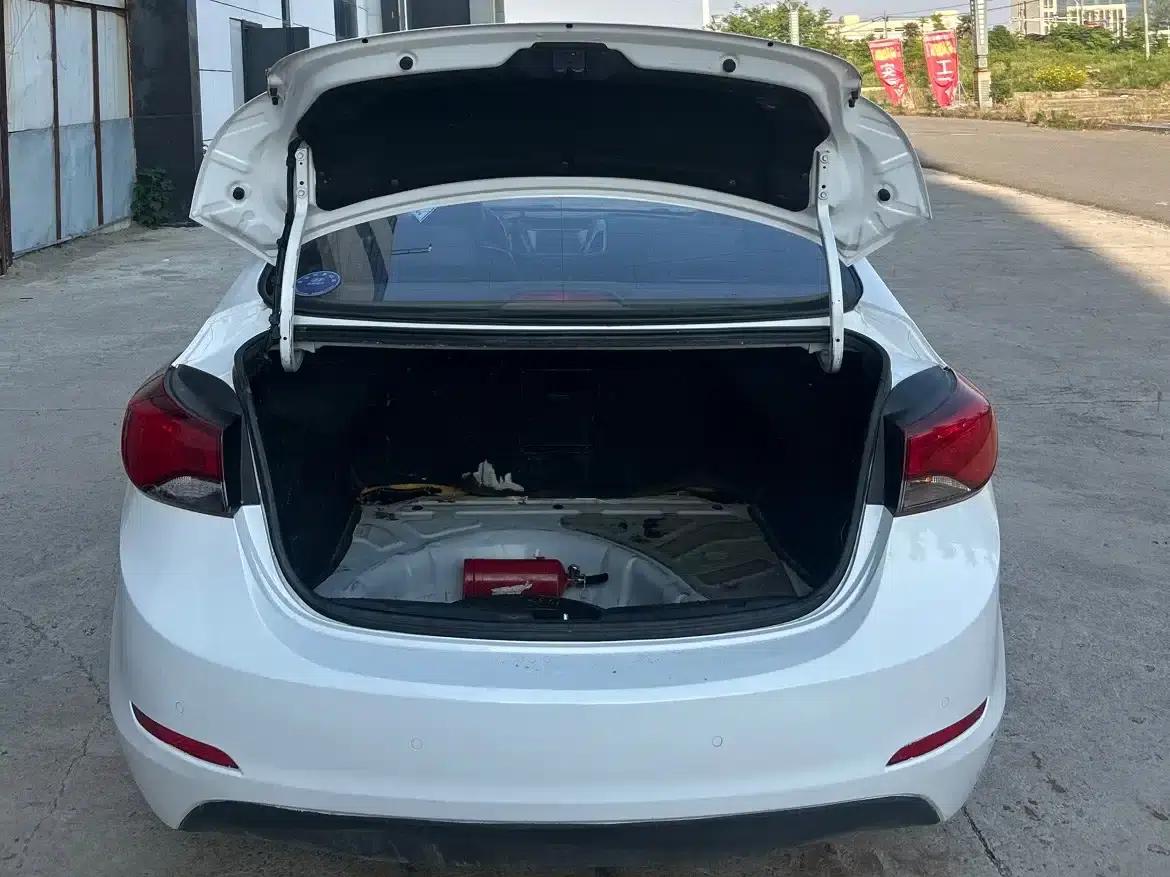 Hyundai Elantra 2016 1.6L Automatic Premium Edition — миниатюра 15