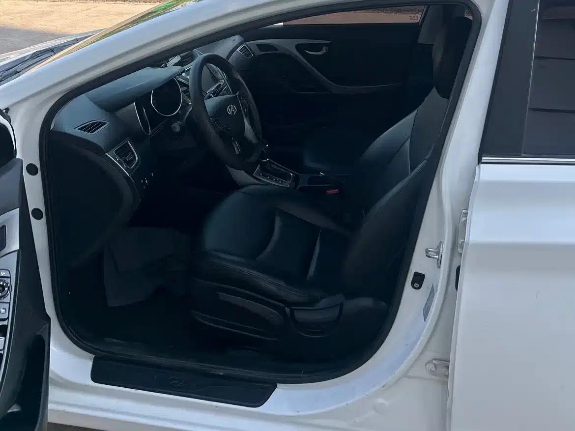 Hyundai Elantra 2016 1.6L Automatic Premium Edition — миниатюра 9