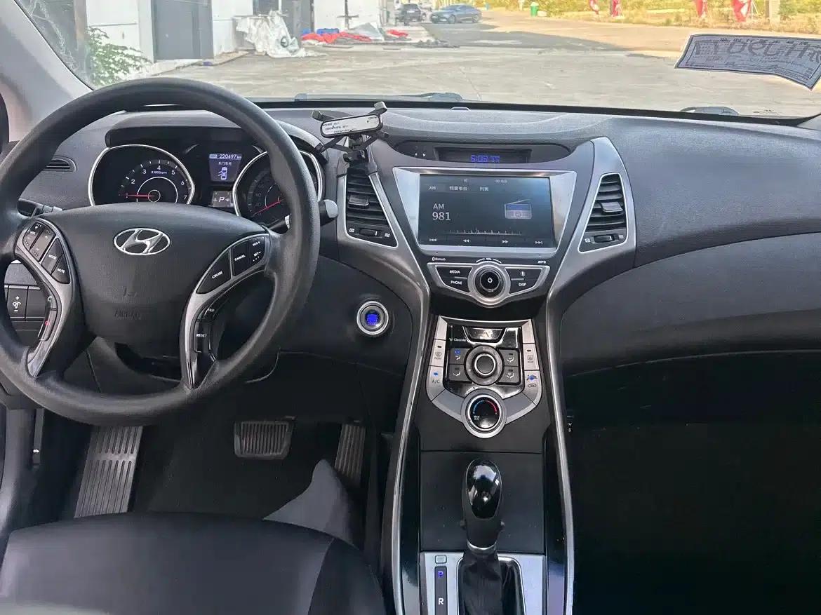 Hyundai Elantra 2016 1.6L Automatic Premium Edition — миниатюра 10