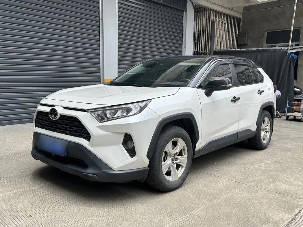Toyota RAV4 2021 2.0L CVT Two-Wheel Drive Urban Edition — миниатюра 1