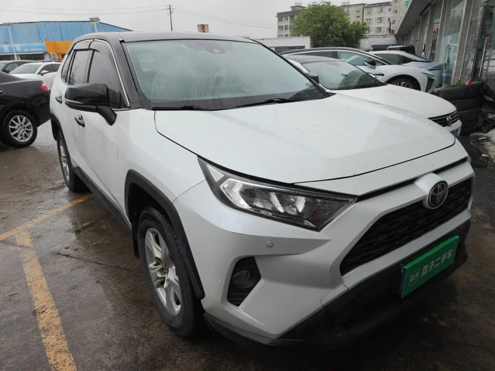 Toyota RAV4 2021 2.0L CVT Two-Wheel Drive Urban Edition — миниатюра 3