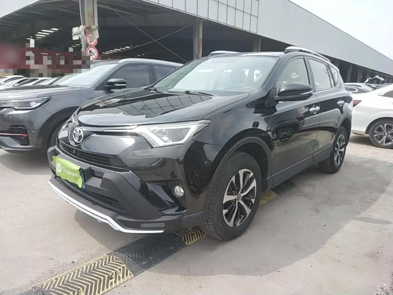 Toyota RAV4 2018 2.0L CVT Two-Wheel Drive Fashion X Edition — миниатюра 1