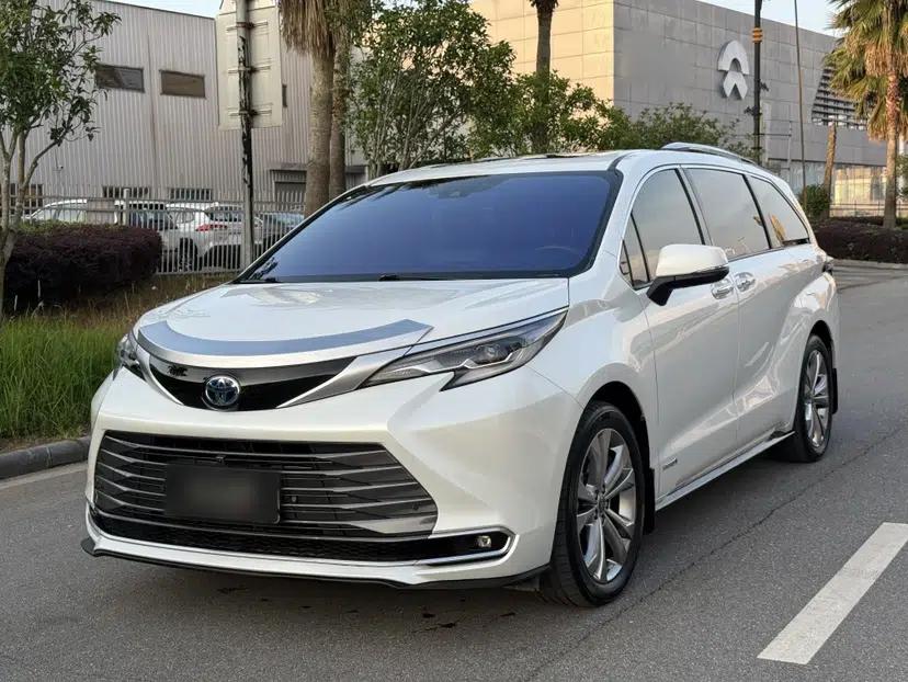 Toyota SIENNA 2023 2.5L Hybrid Deluxe Edition — миниатюра 1