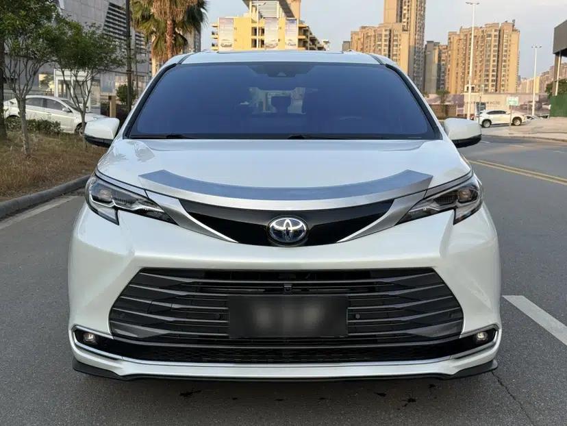 Toyota SIENNA 2023 2.5L Hybrid Deluxe Edition — миниатюра 2
