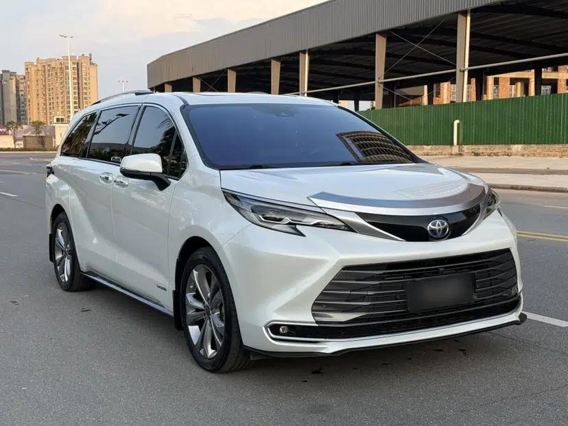 Toyota SIENNA 2023 2.5L Hybrid Deluxe Edition — миниатюра 3