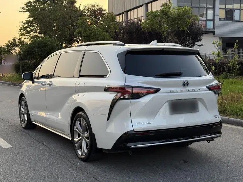 Toyota SIENNA 2023 2.5L Hybrid Deluxe Edition — миниатюра 4