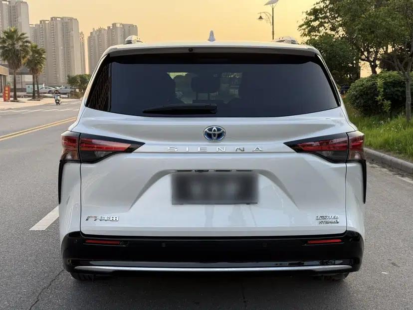 Toyota SIENNA 2023 2.5L Hybrid Deluxe Edition — миниатюра 5
