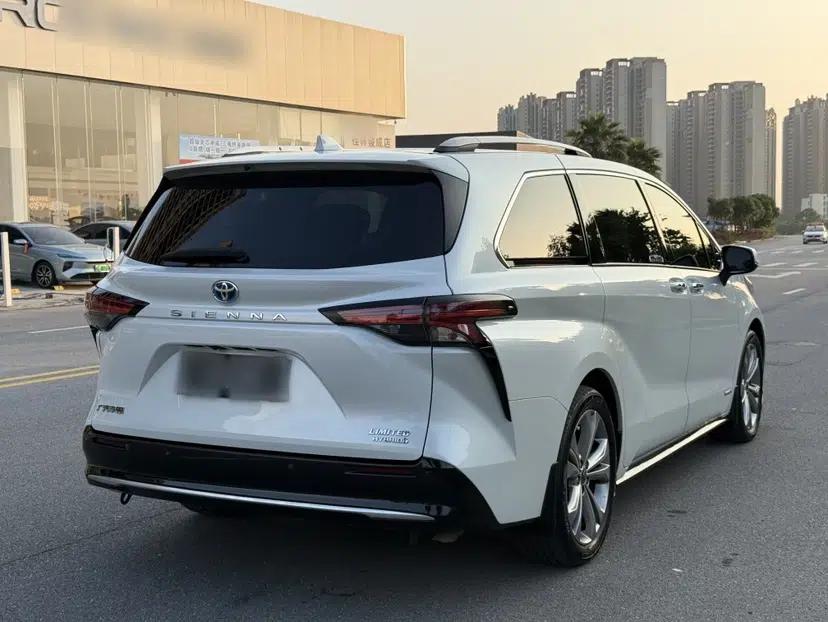 Toyota SIENNA 2023 2.5L Hybrid Deluxe Edition — миниатюра 6