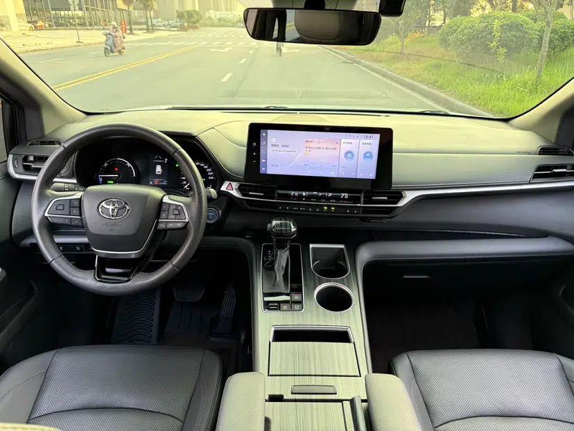 Toyota SIENNA 2023 2.5L Hybrid Deluxe Edition — миниатюра 8