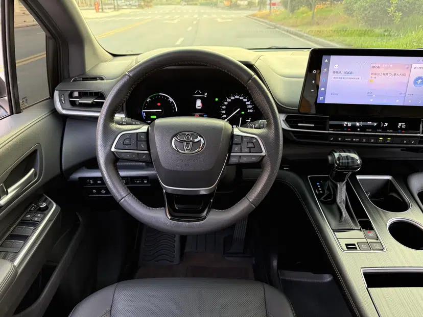 Toyota SIENNA 2023 2.5L Hybrid Deluxe Edition — миниатюра 9