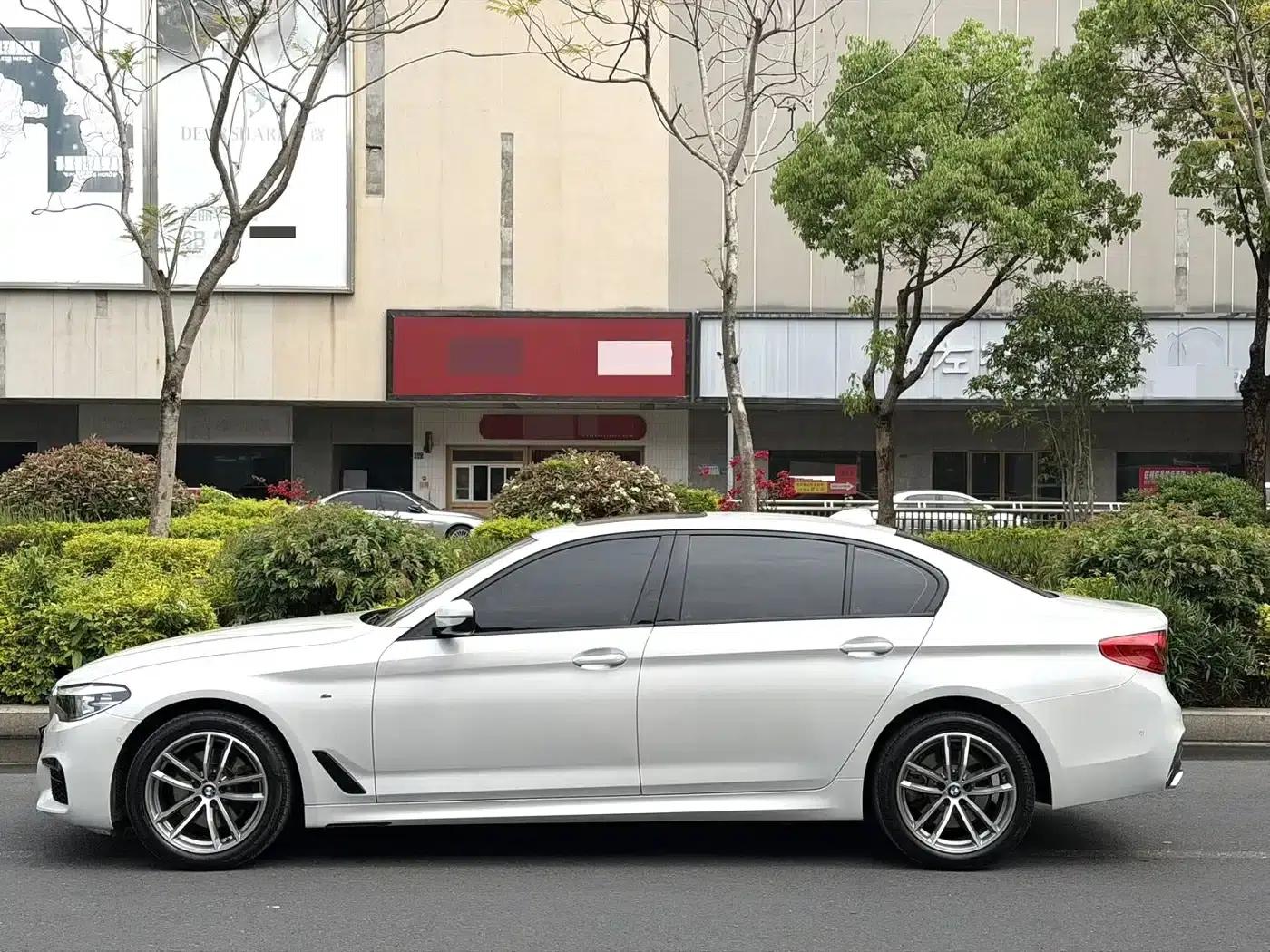 2020 BMW 5 Series 525Li M Sport Package — миниатюра 3