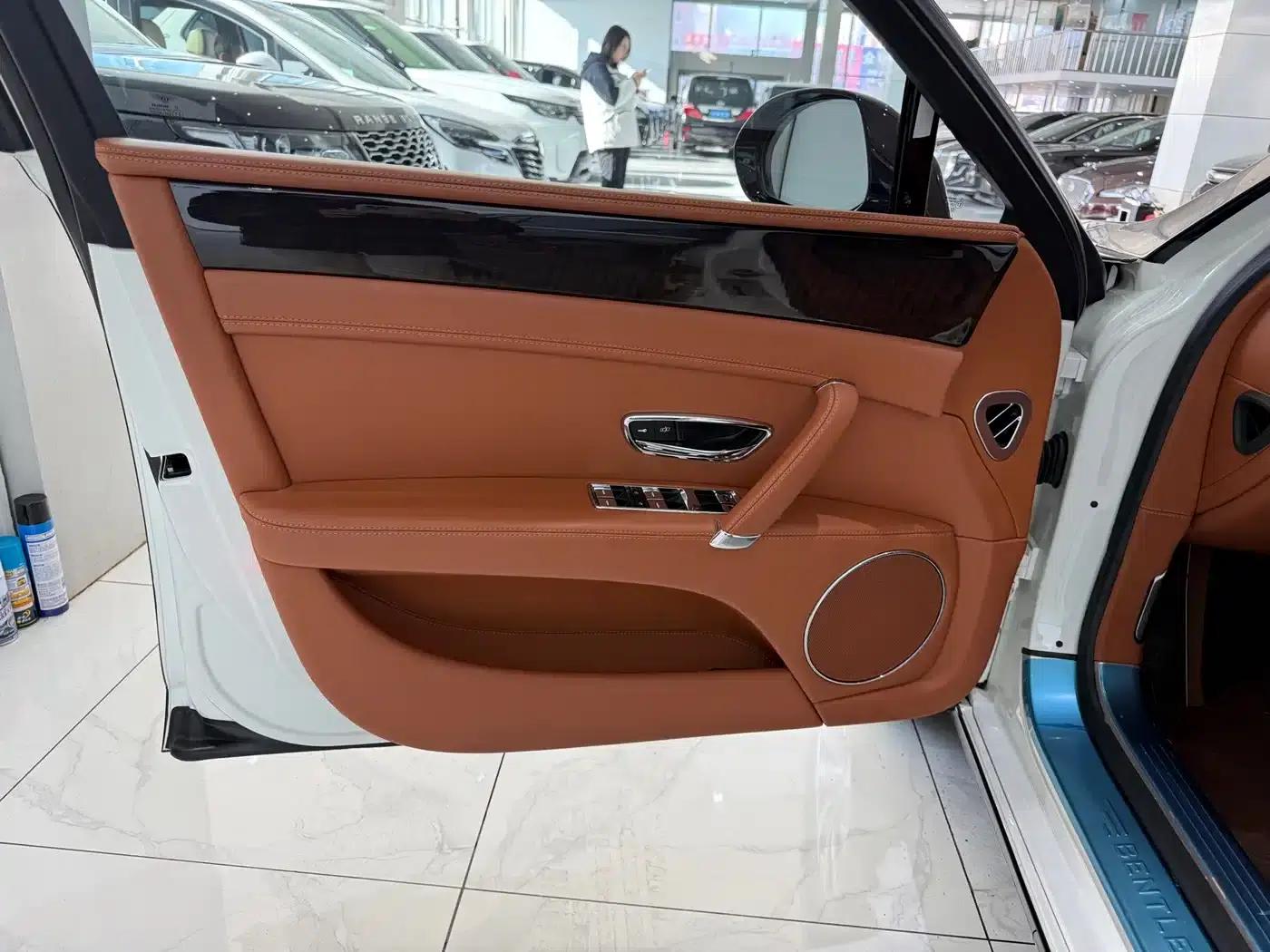 2017 Flying Spur 4.0T V8 Standard Edition — миниатюра 4