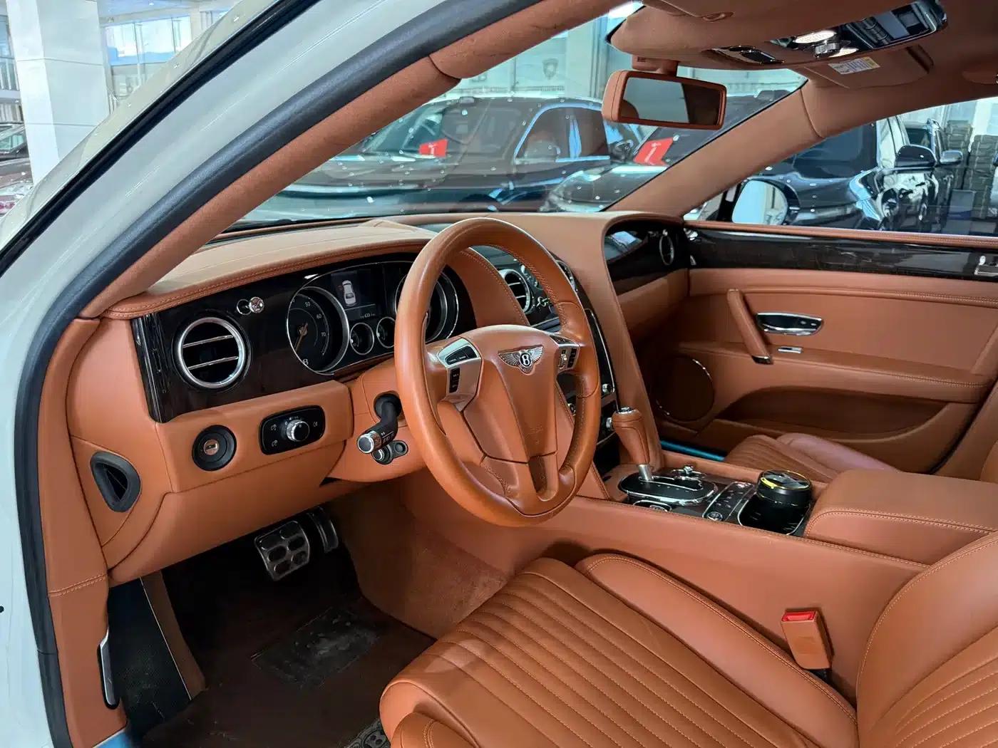 2017 Flying Spur 4.0T V8 Standard Edition — миниатюра 5
