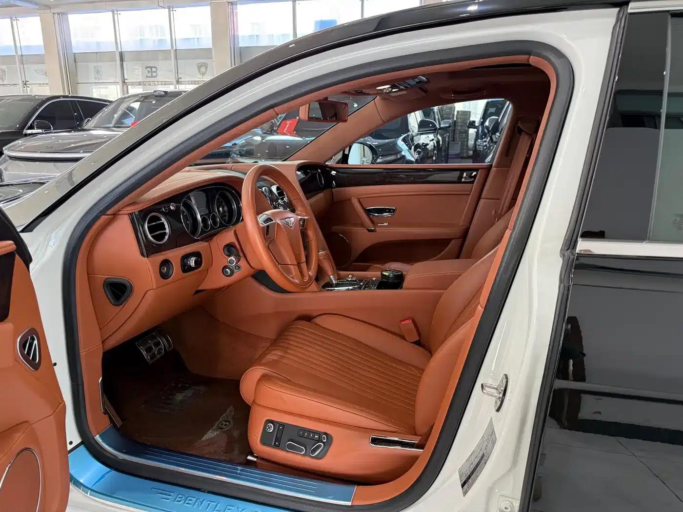 2017 Flying Spur 4.0T V8 Standard Edition — миниатюра 6