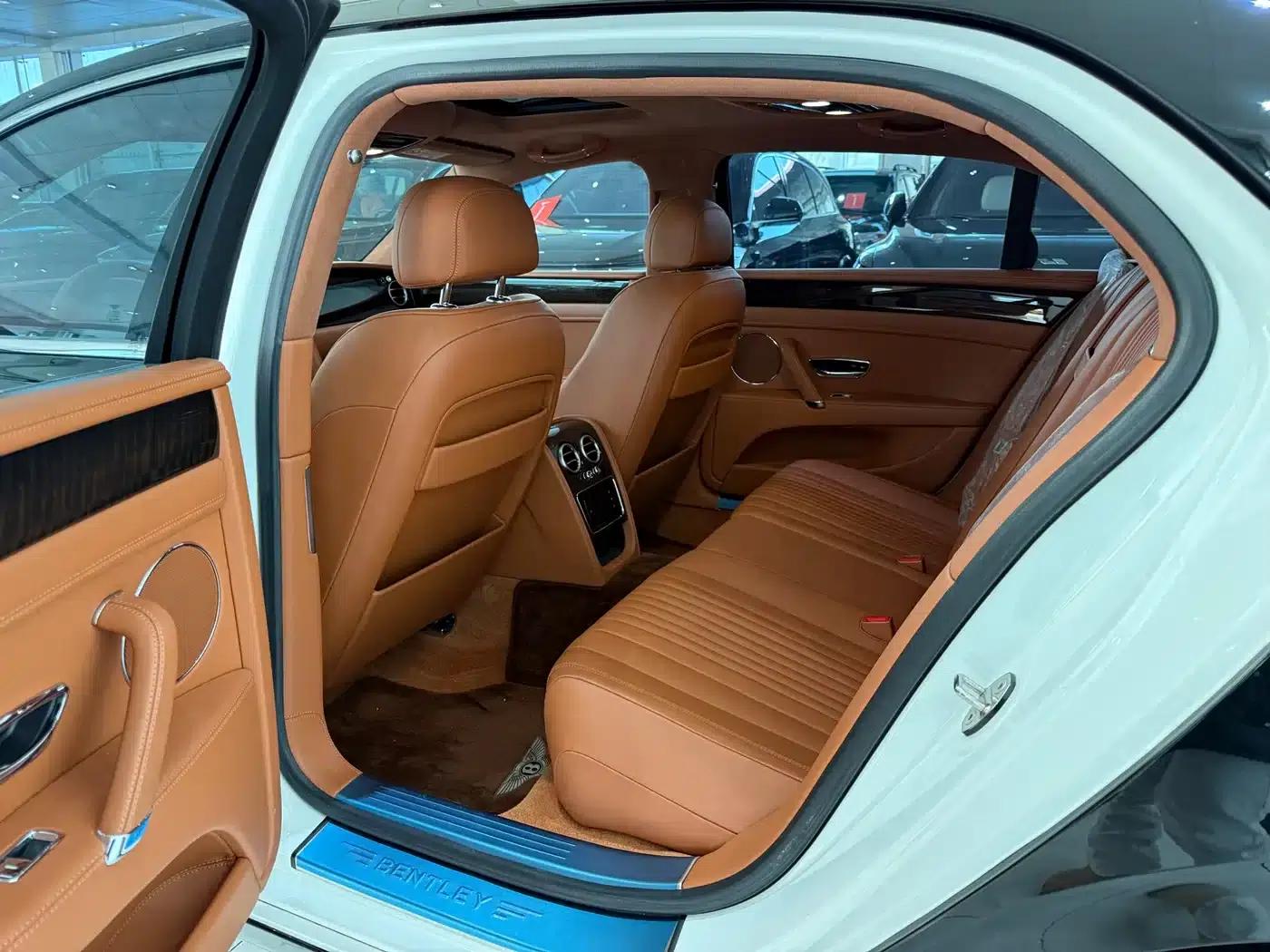 2017 Flying Spur 4.0T V8 Standard Edition — миниатюра 7