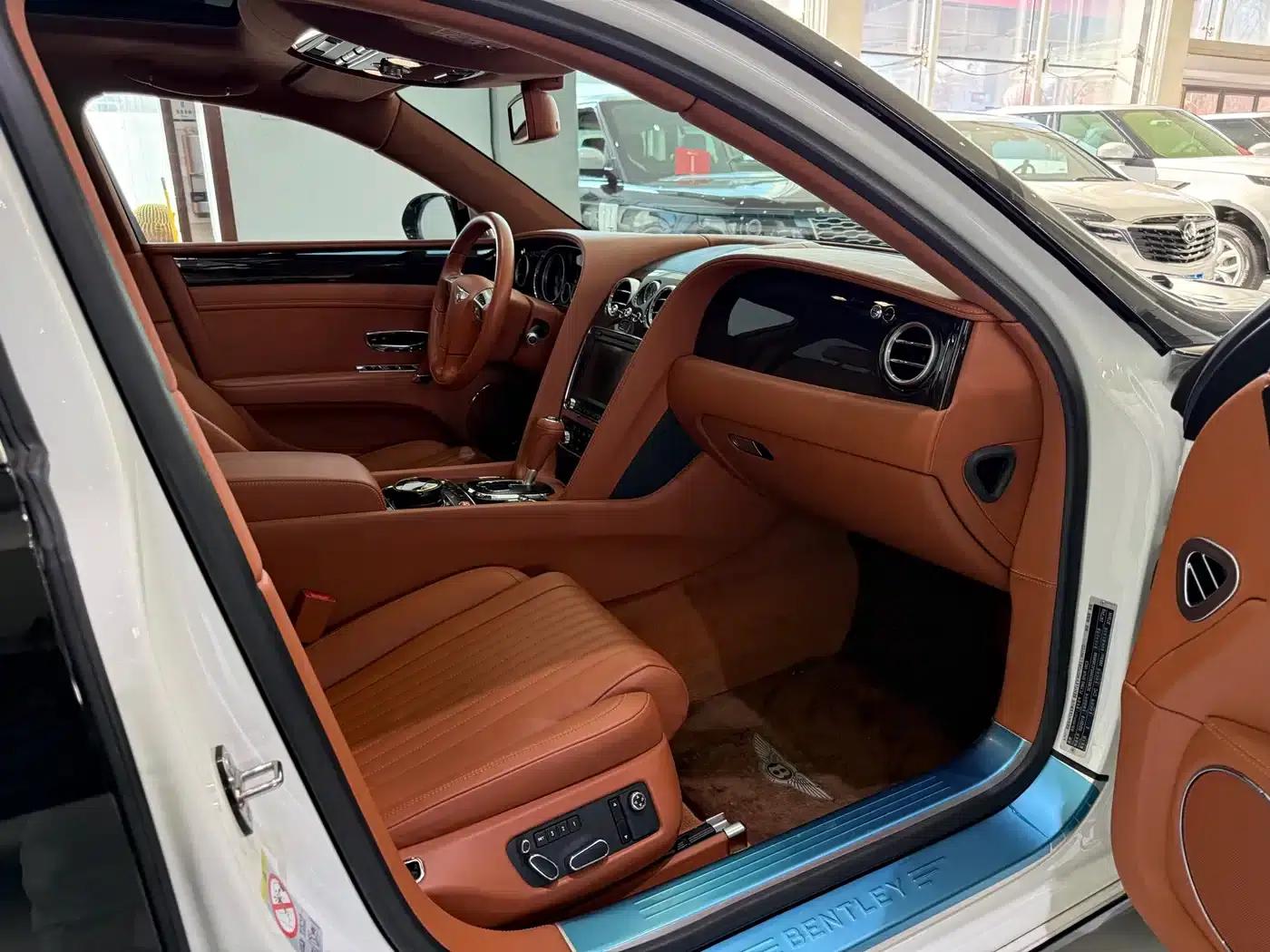 2017 Flying Spur 4.0T V8 Standard Edition — миниатюра 8