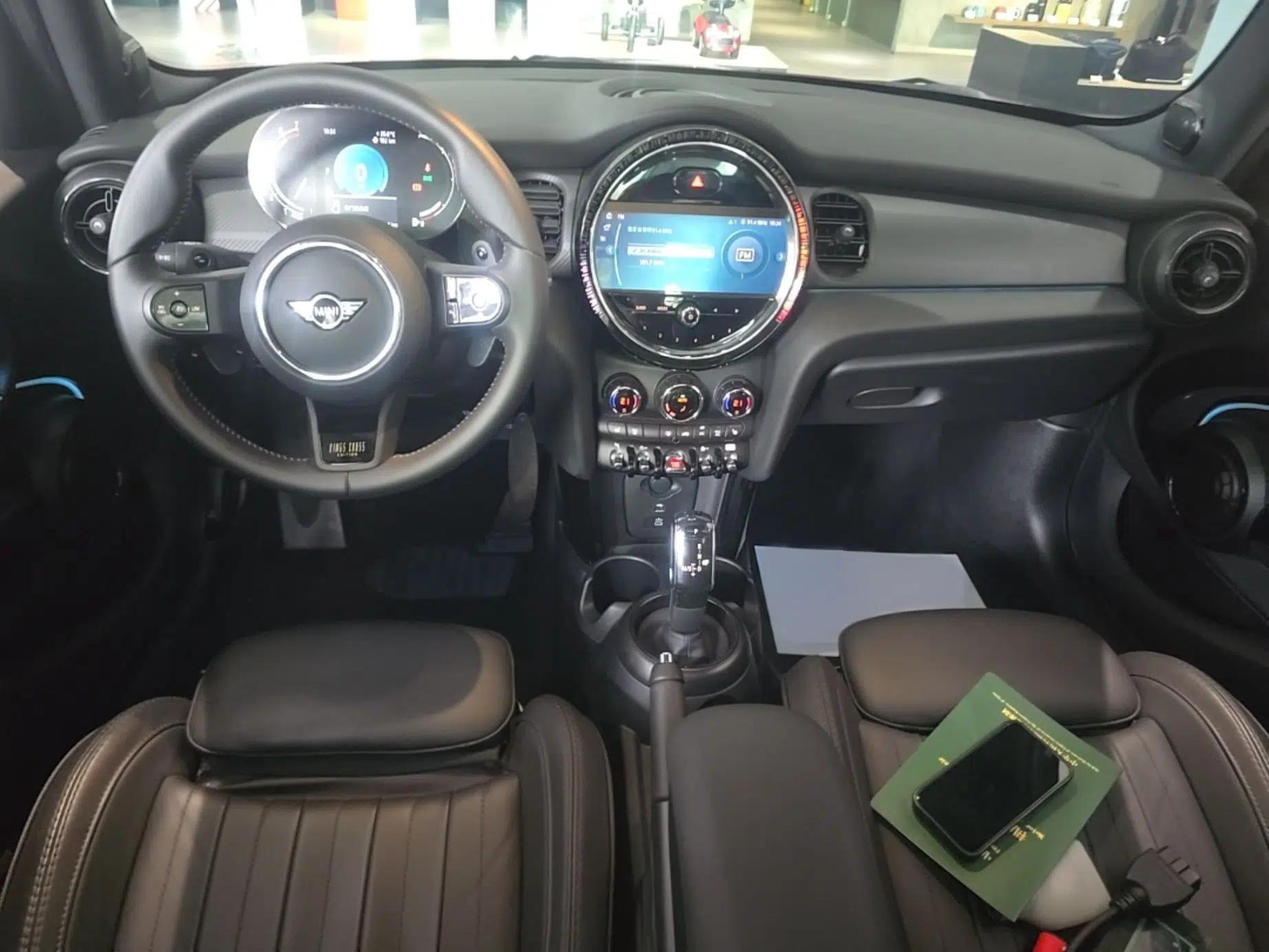 MINI 2023 Facelift 2.0T COOPER S Artist Five-Door Edition — миниатюра 18