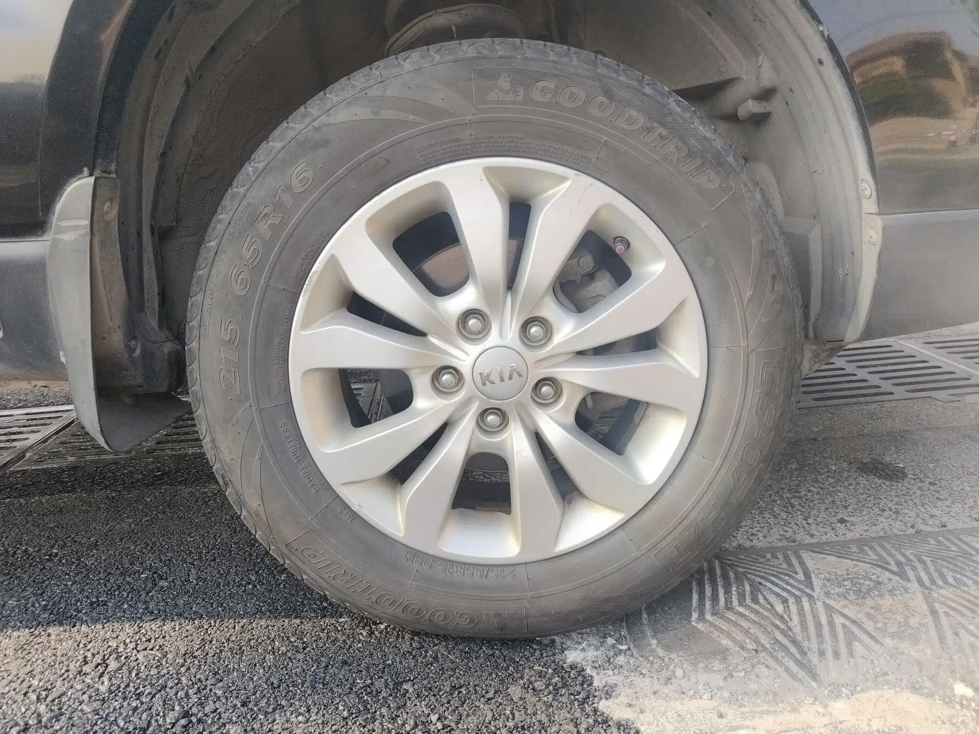 Kia Sportage 2013 2.0L Manual Two-Wheel Drive GL Trim — миниатюра 3