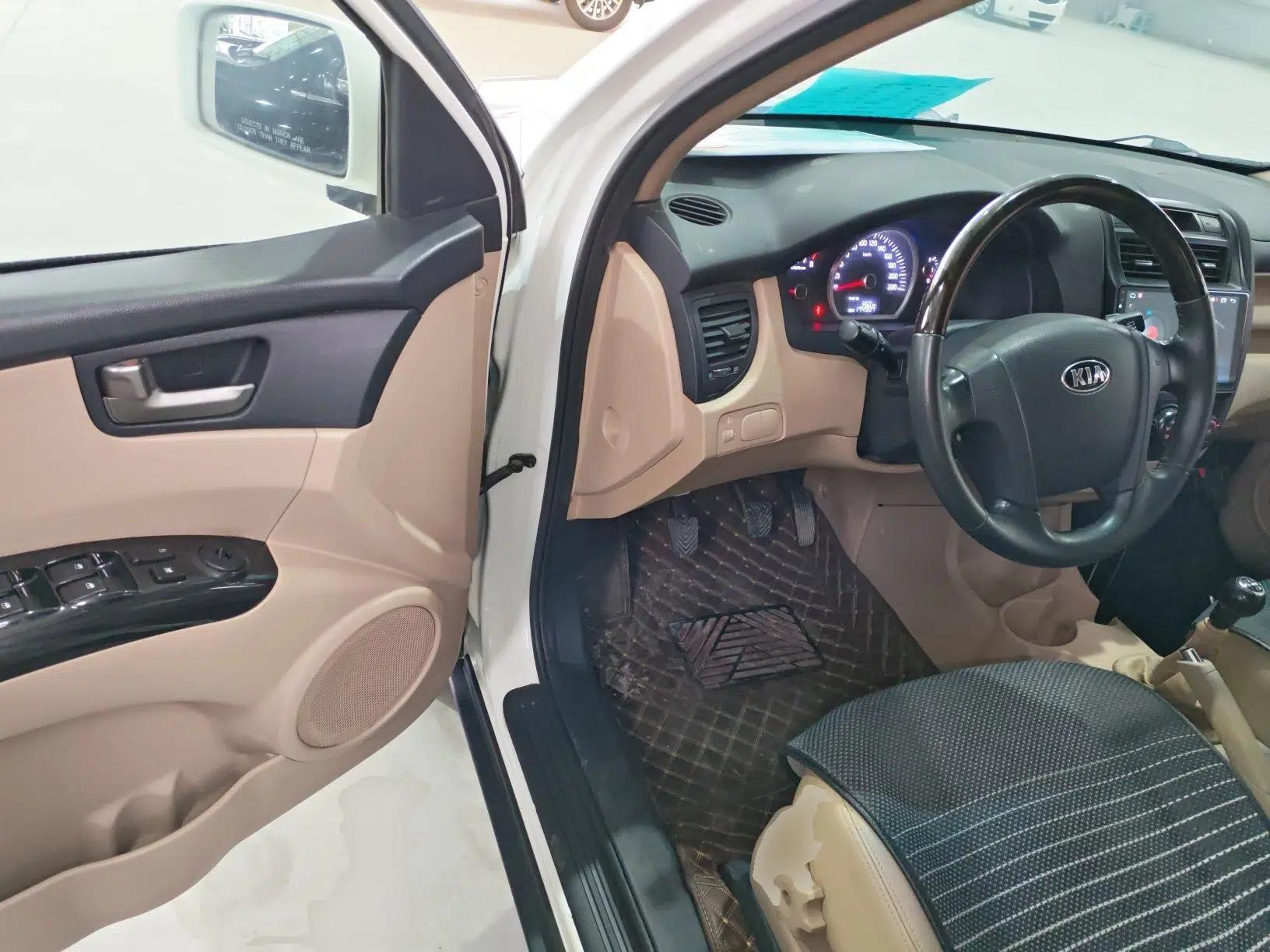 Kia Sportage 2013 2.0L Manual Two-Wheel Drive GL Trim — миниатюра 19