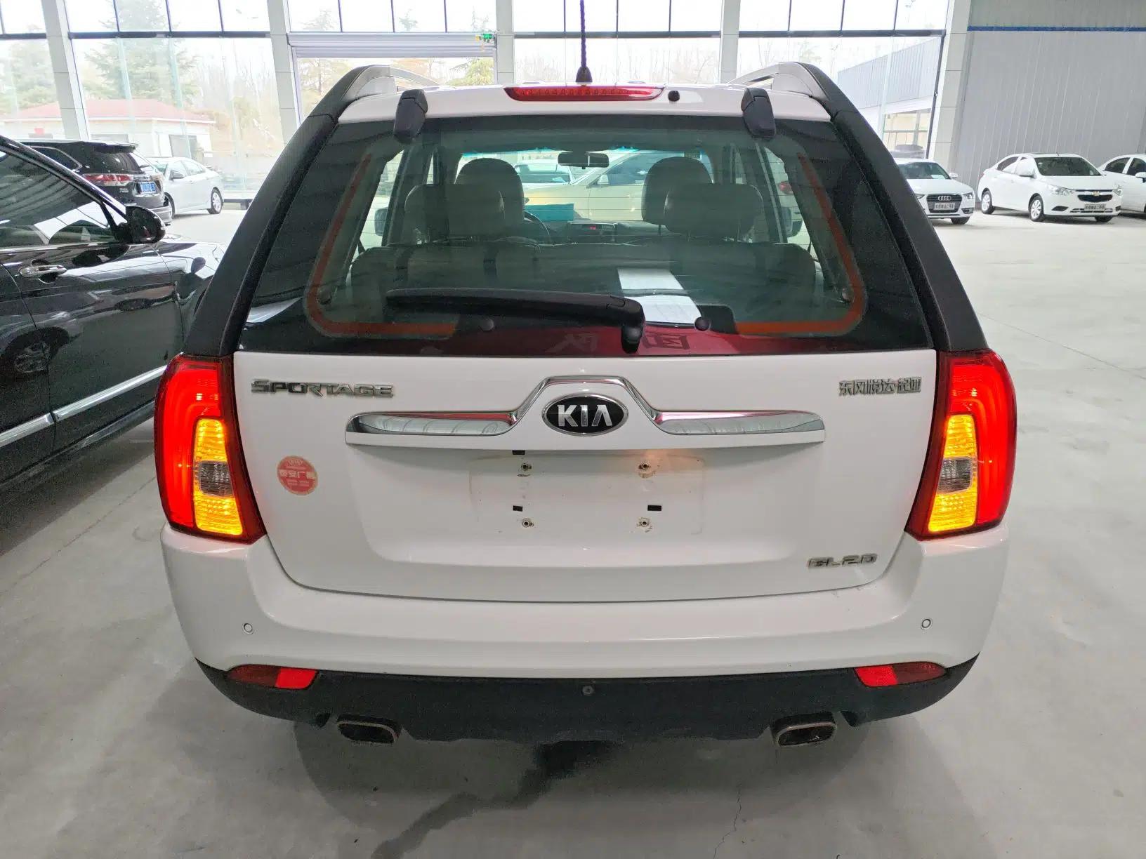 Kia Sportage 2013 2.0L Manual Two-Wheel Drive GL Trim — миниатюра 3