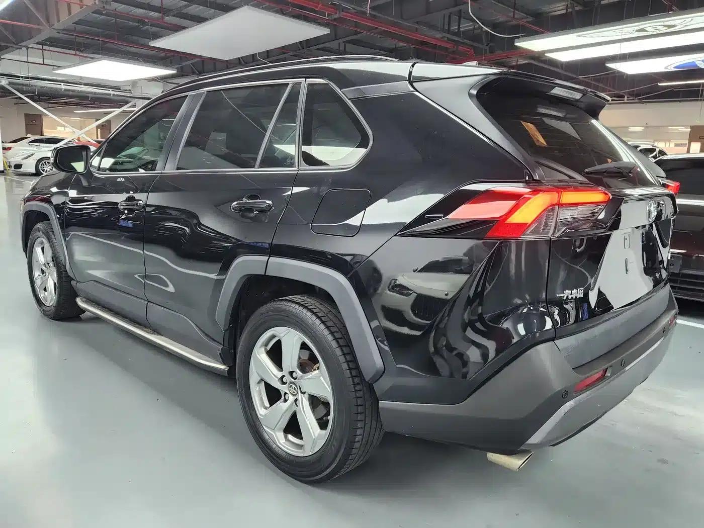 2021 Toyota RAV4 2.0L CVT 2WD Premium Edition — миниатюра 13
