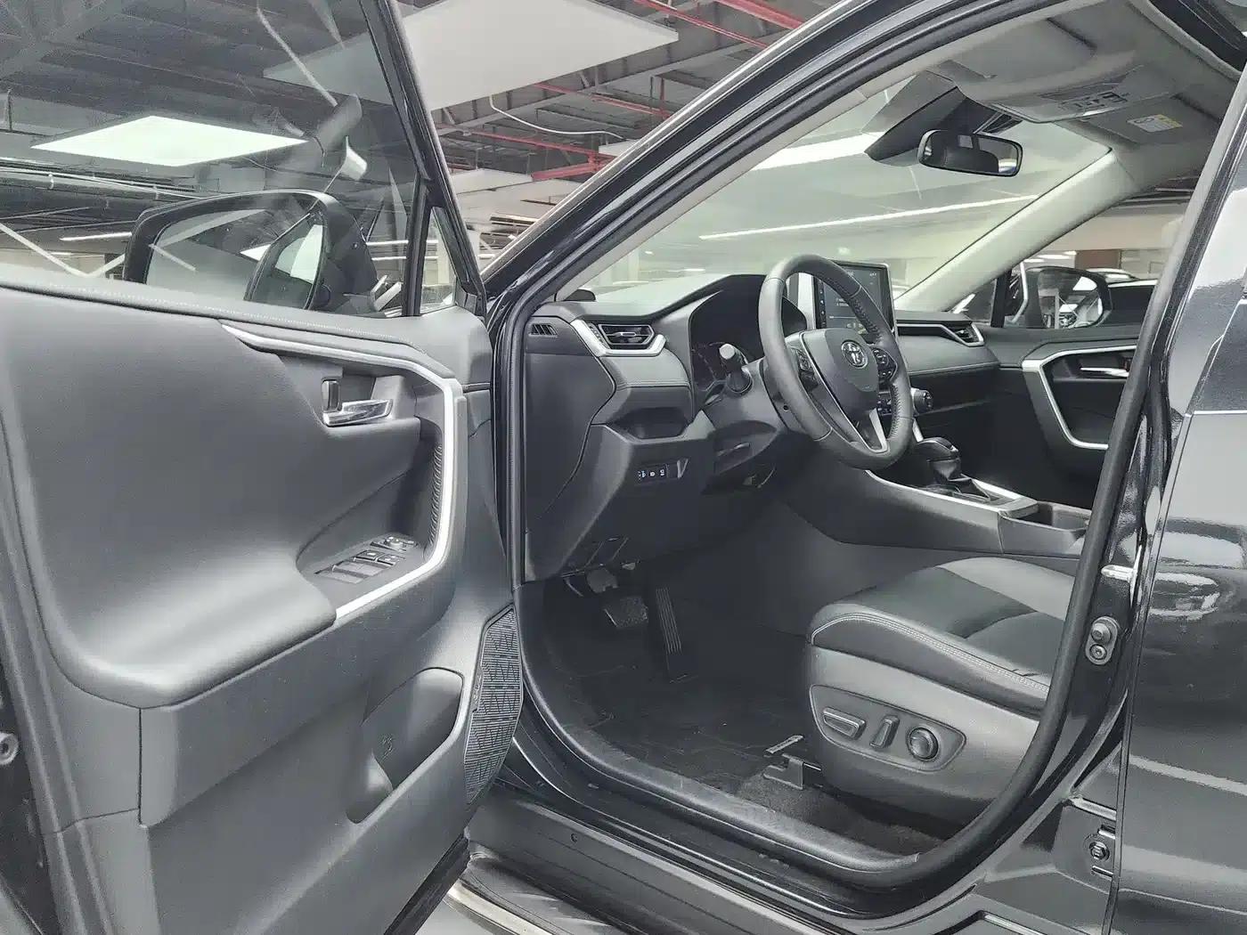 2021 Toyota RAV4 2.0L CVT 2WD Premium Edition — миниатюра 4
