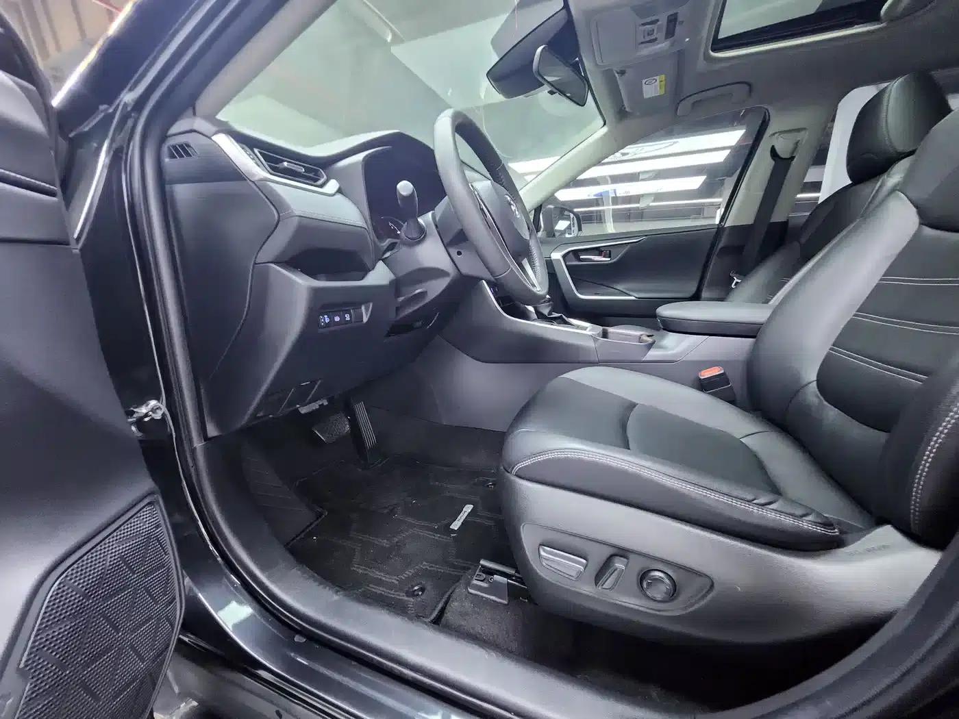 2021 Toyota RAV4 2.0L CVT 2WD Premium Edition — миниатюра 5