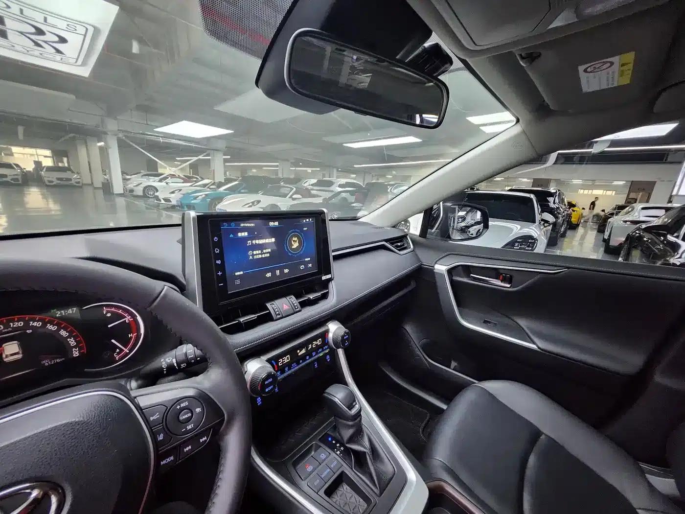 2021 Toyota RAV4 2.0L CVT 2WD Premium Edition — миниатюра 7