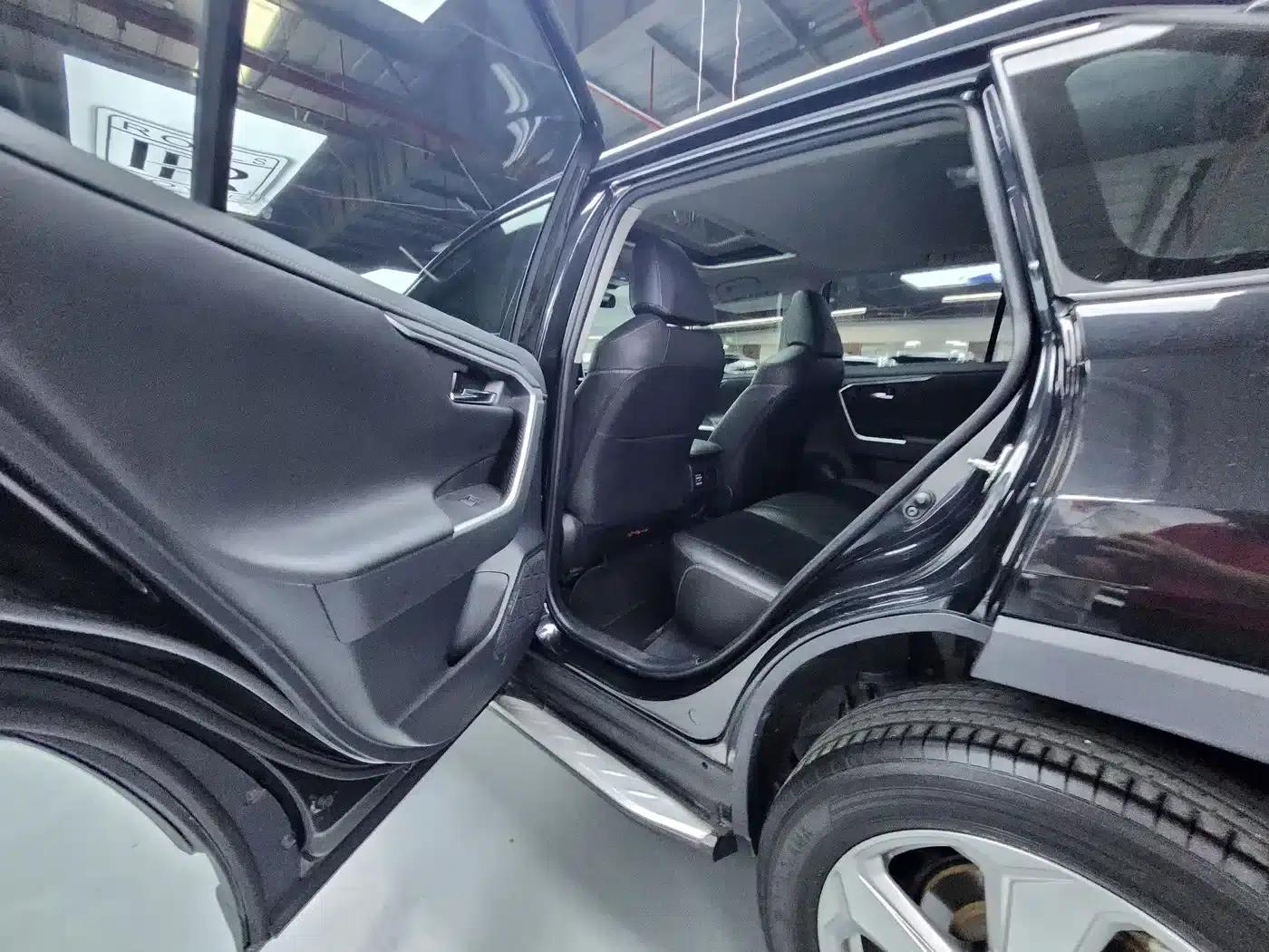 2021 Toyota RAV4 2.0L CVT 2WD Premium Edition — миниатюра 8