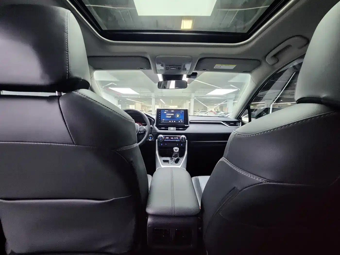 2021 Toyota RAV4 2.0L CVT 2WD Premium Edition — миниатюра 9