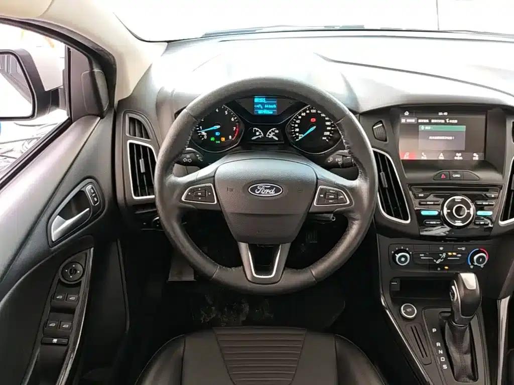 Ford Focus 2018 Sedan Classic 1.6L Automatic Fashion Smart Edition — миниатюра 11