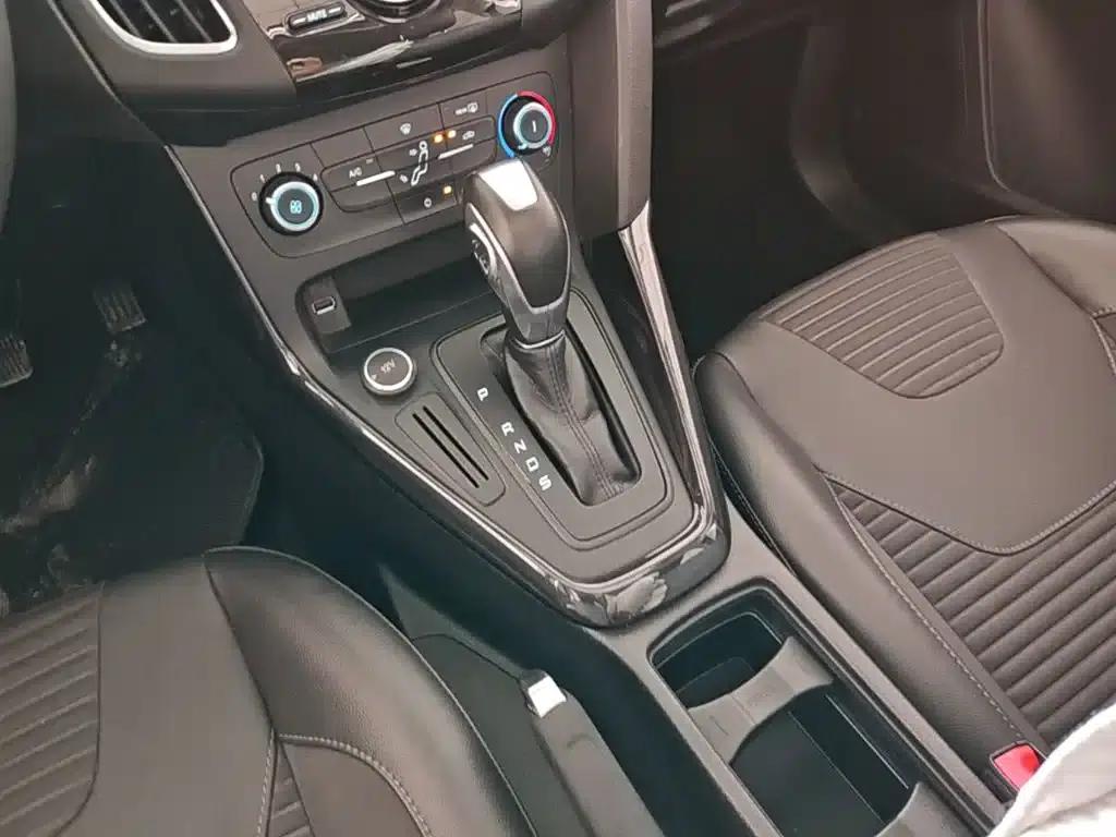 Ford Focus 2018 Sedan Classic 1.6L Automatic Fashion Smart Edition — миниатюра 14