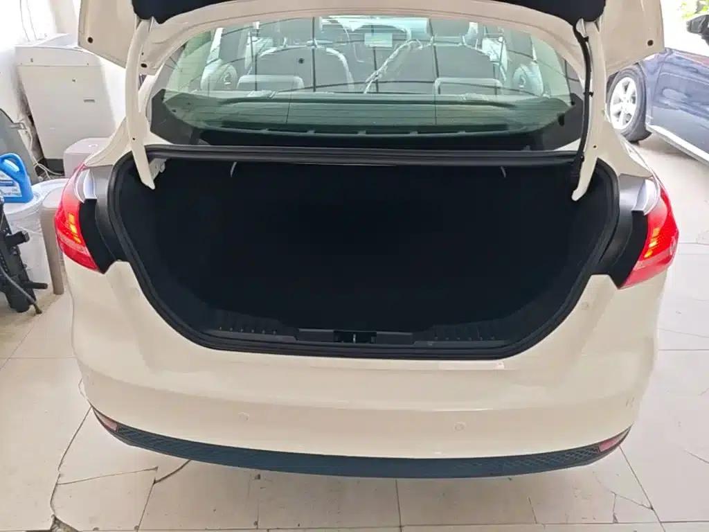 Ford Focus 2018 Sedan Classic 1.6L Automatic Fashion Smart Edition — миниатюра 19