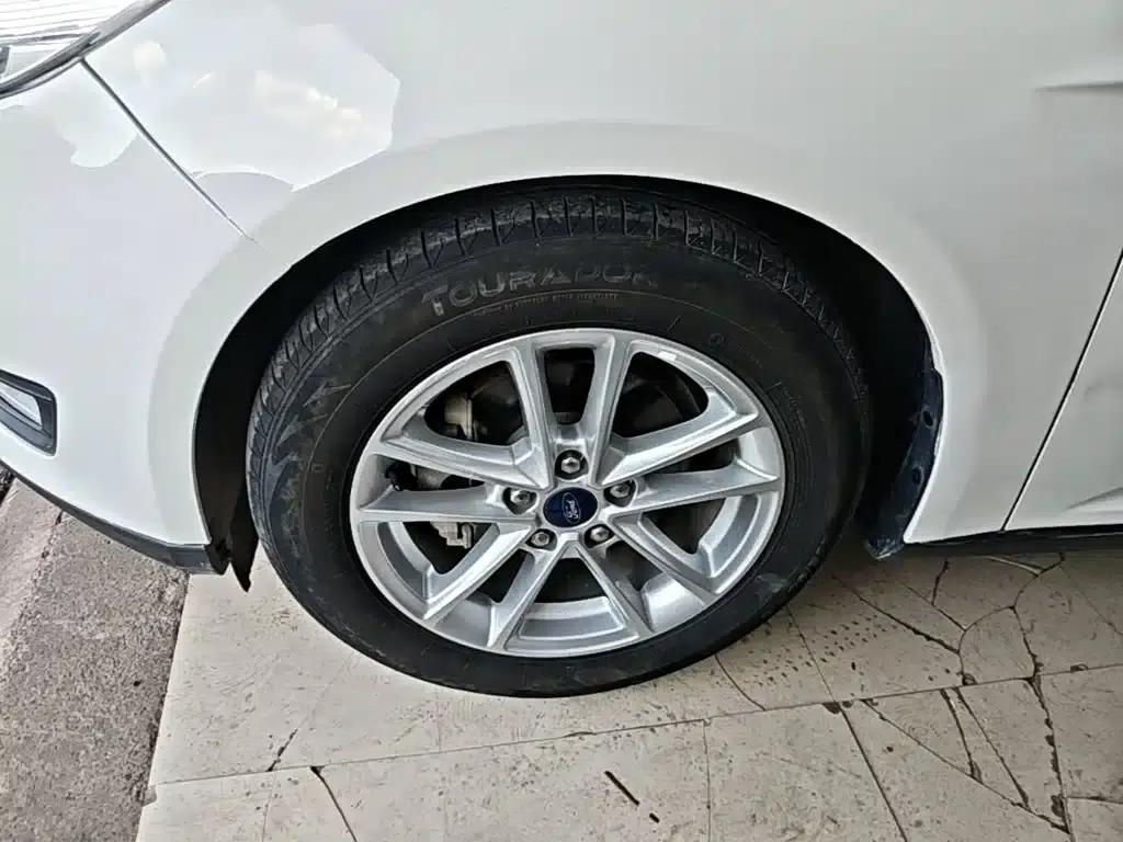 Ford Focus 2018 Sedan Classic 1.6L Automatic Fashion Smart Edition — миниатюра 23