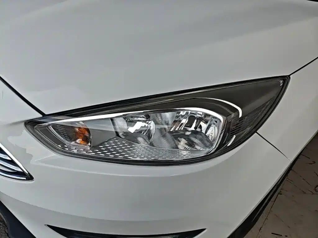 Ford Focus 2018 Sedan Classic 1.6L Automatic Fashion Smart Edition — миниатюра 24
