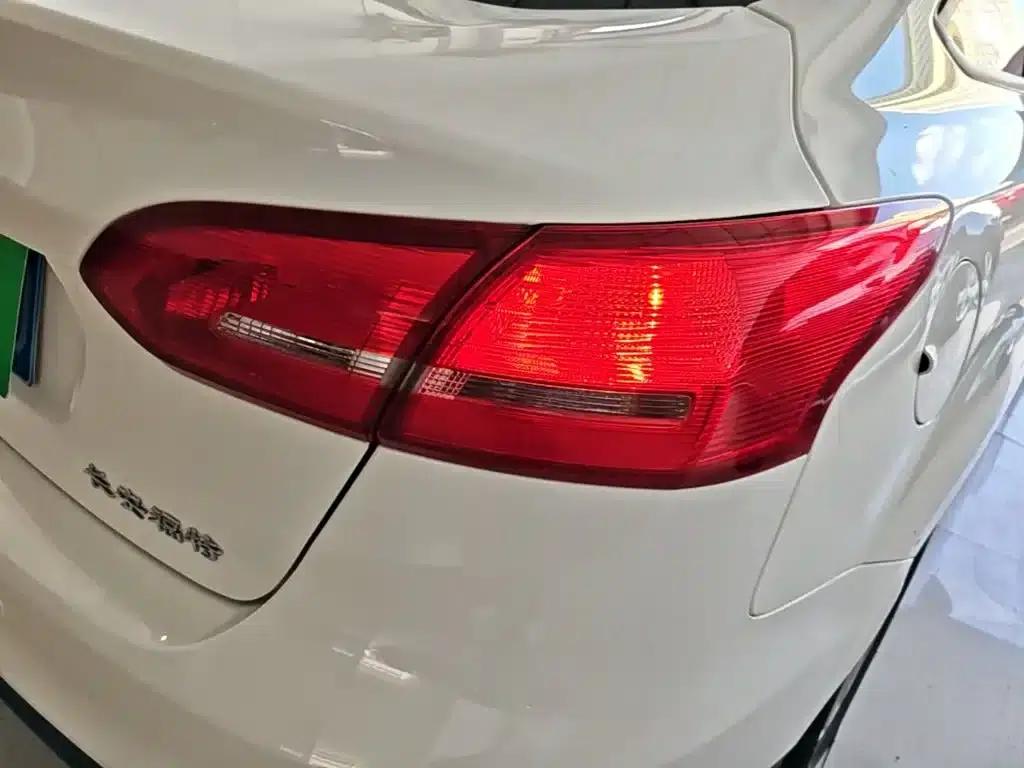 Ford Focus 2018 Sedan Classic 1.6L Automatic Fashion Smart Edition — миниатюра 8