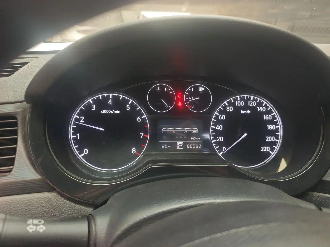 Nissan Tiida 2011 1.6L CVT Smart Version — миниатюра 11