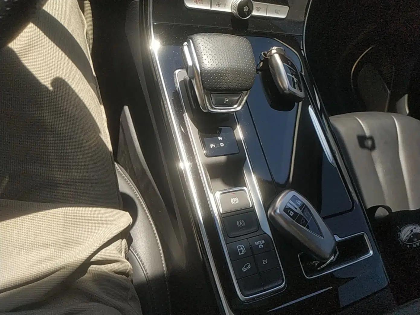 Roewe RX5 eMAX 2020 500 PHEV Smart Cabin Flagship Edition — миниатюра 16