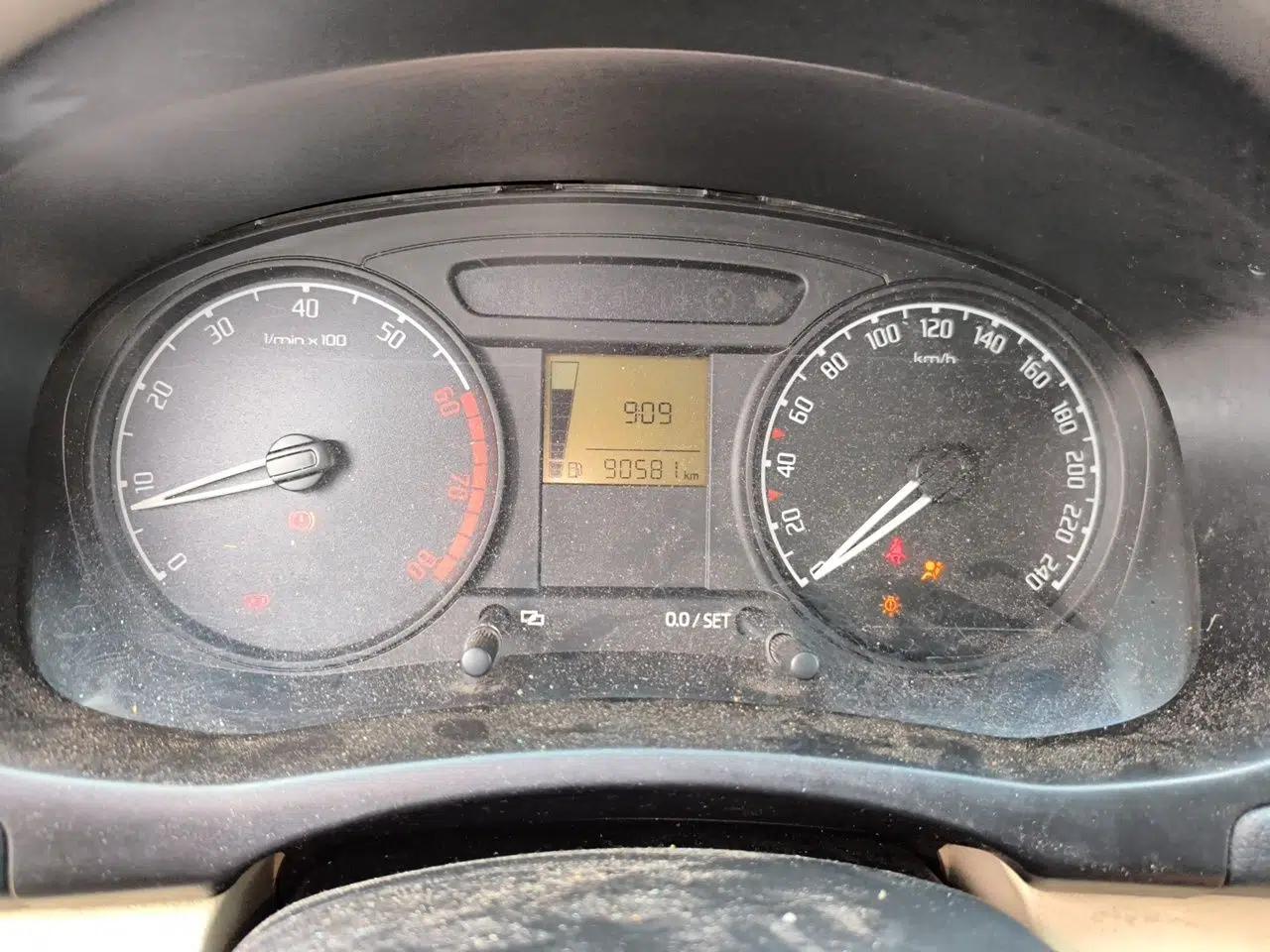 Skoda Fabia 2011 1.4L Manual Crystal Edition — миниатюра 11